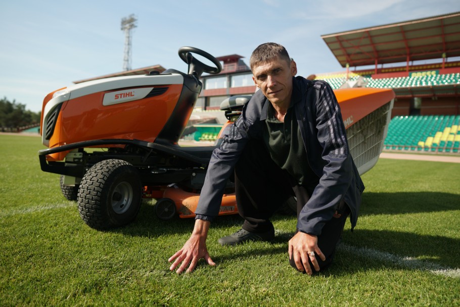 Человек труда: костанаец Анатолий Бабарыкин работает газонокосильщиком ...