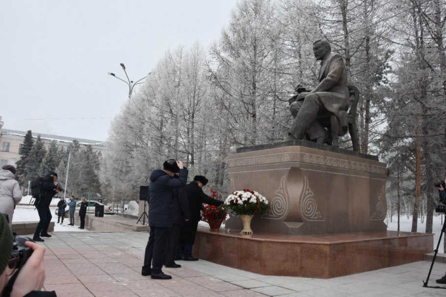 Байтурсынова шымкент. Памятник Байтурсынова в Костанае. Музей имени Ахмета Байтурсынова.