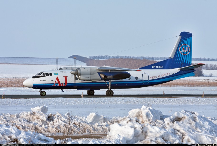 Самолет костанай. Аэропорт Костанай АН-24. Самолет АН. АН 2 Костромского авиапредприятия. Двойной самолет.