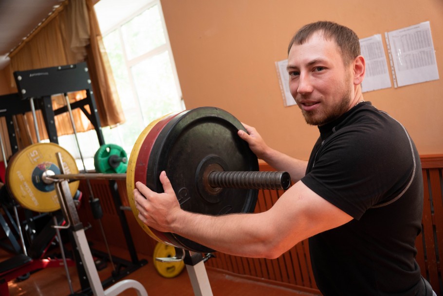 Спорт костанай. Картинка парапауэрлифтинг. Тренер вы наше все.