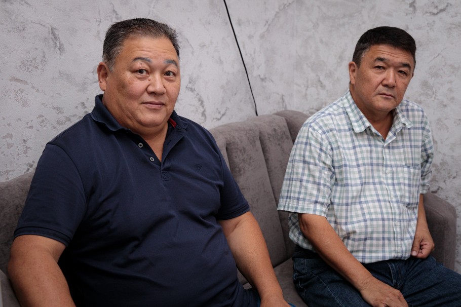 Қожайын күйеуінің аузына сисады