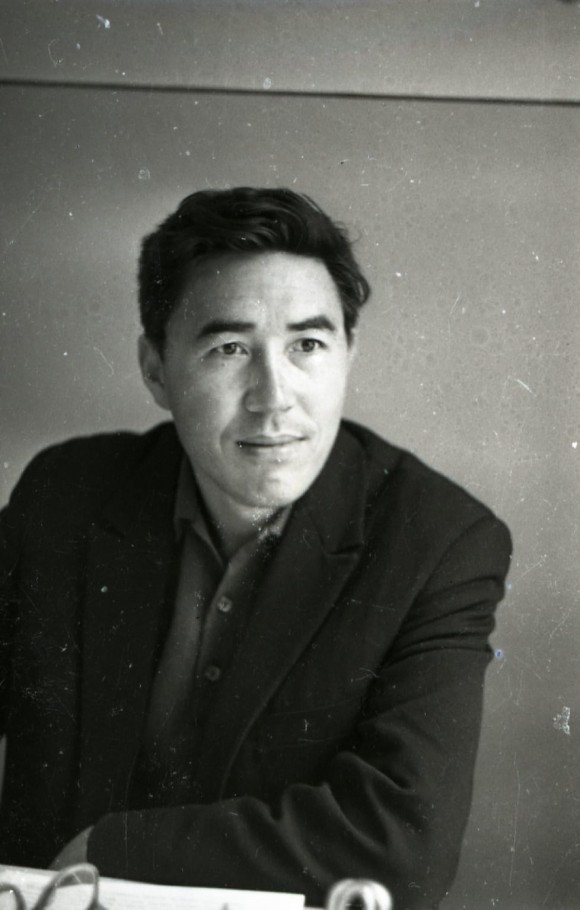 Өте үлкен сиськи бар ескі әйелдер