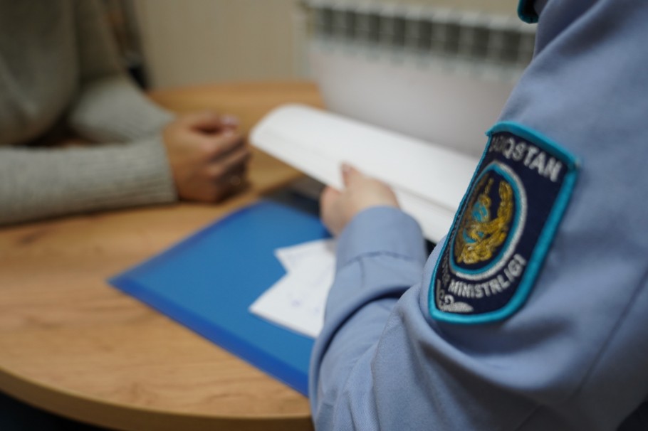 Порно ана қызын алып кетеді